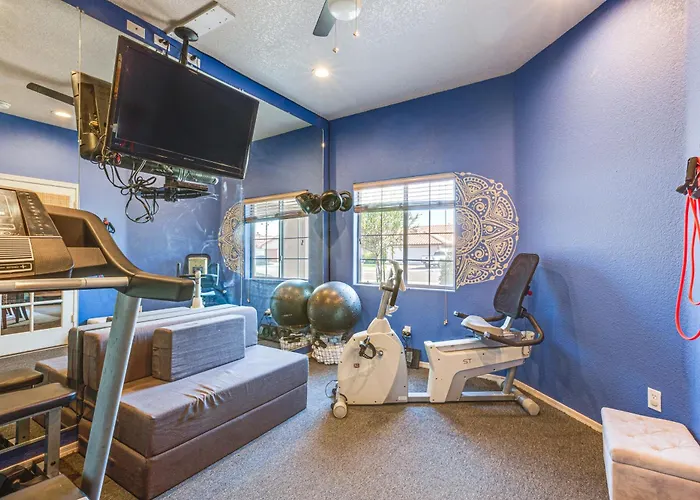 Desert Oasis W/ Private Pool & Gym! Holiday home *